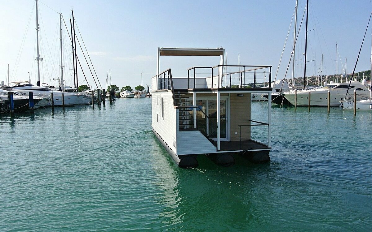 Houseboat servicethema pixabay com Houseboat servicethema pixabay com